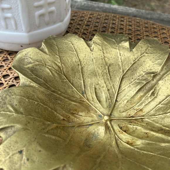 Virgina Metal Crafters 1948 Heavy Brass Leaf Dish/Bowl - Picture 9 of 9